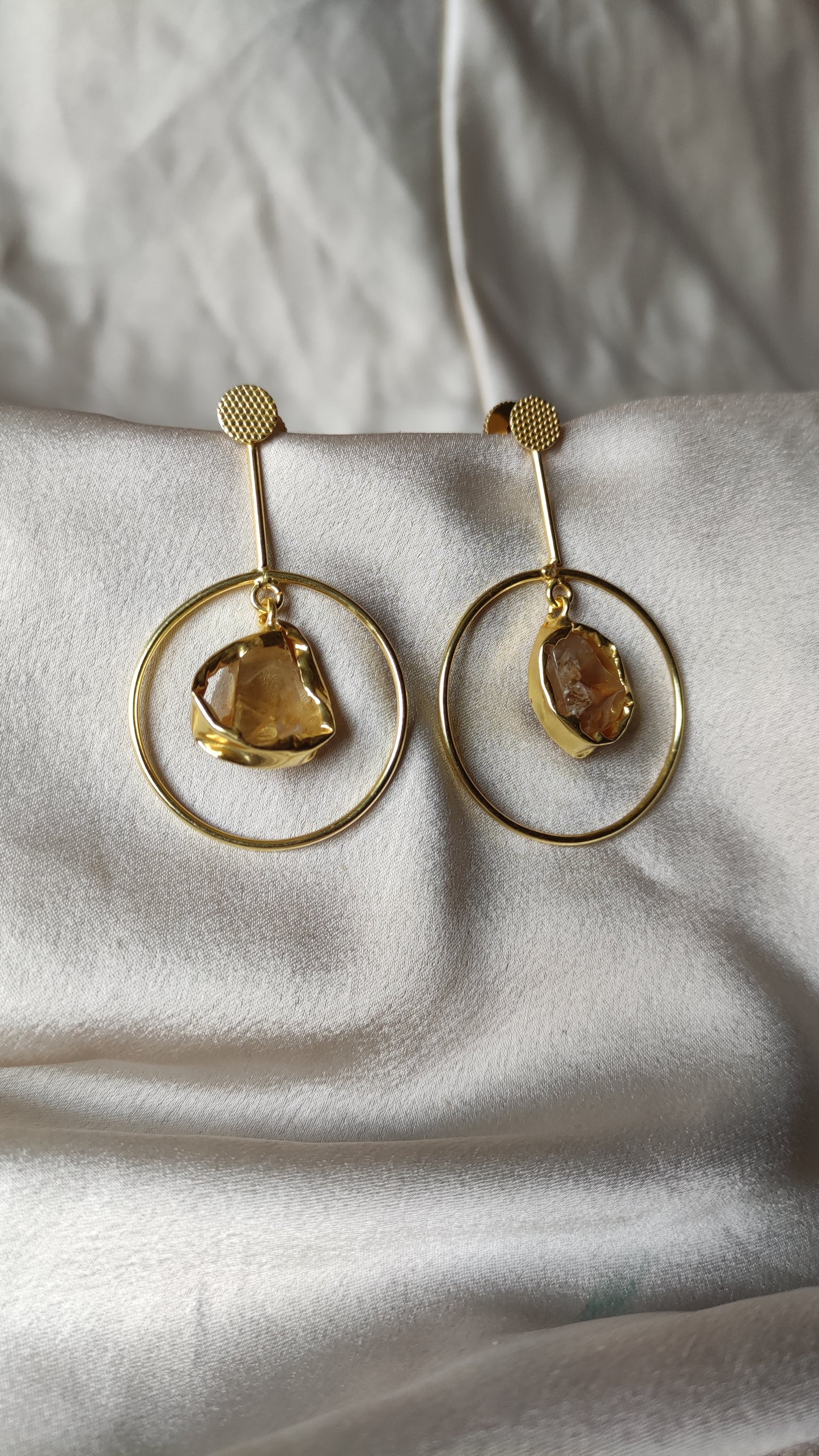 Orecchini pendenti marroni