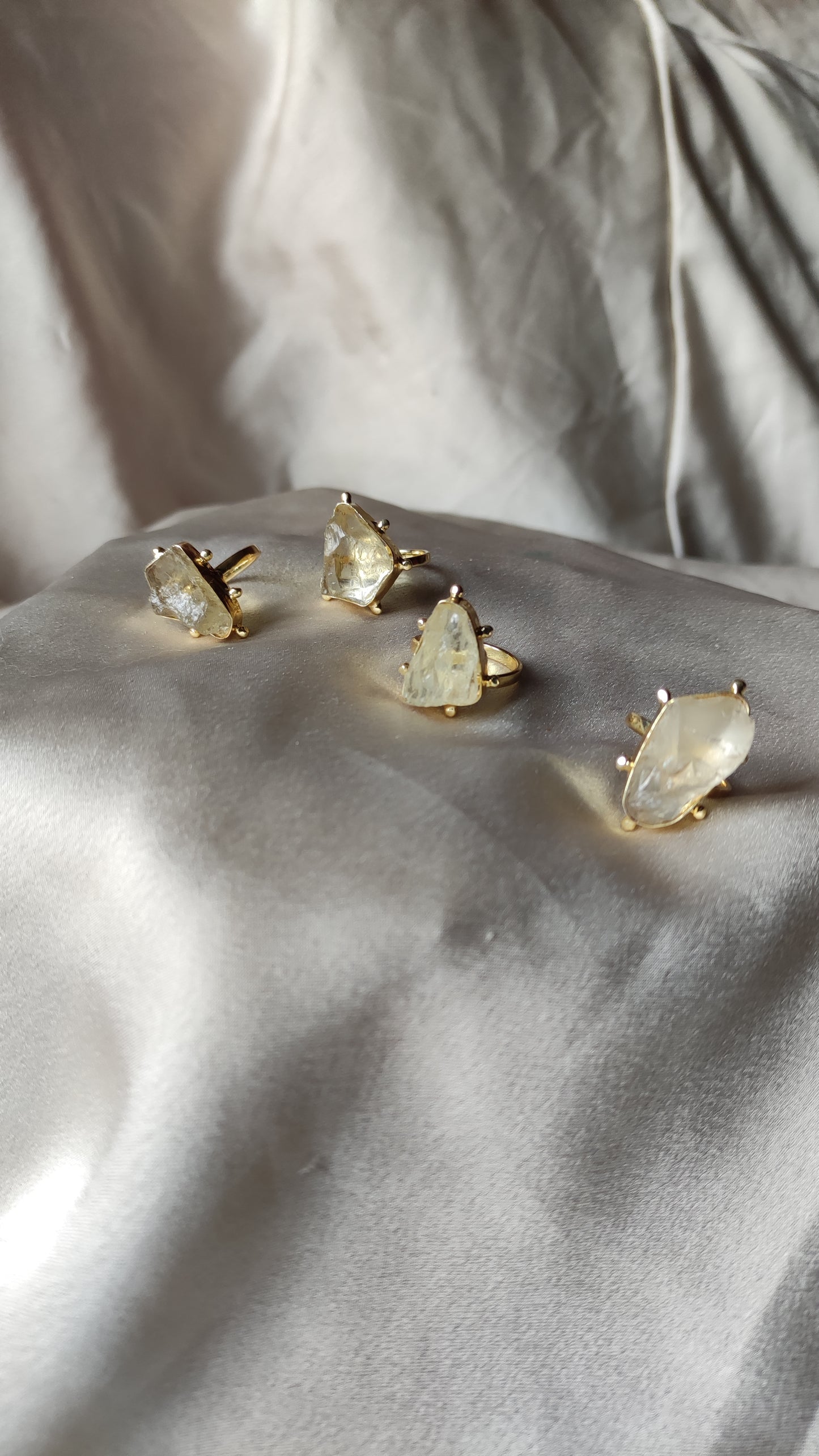 Anello regolabile quarzo chiaro