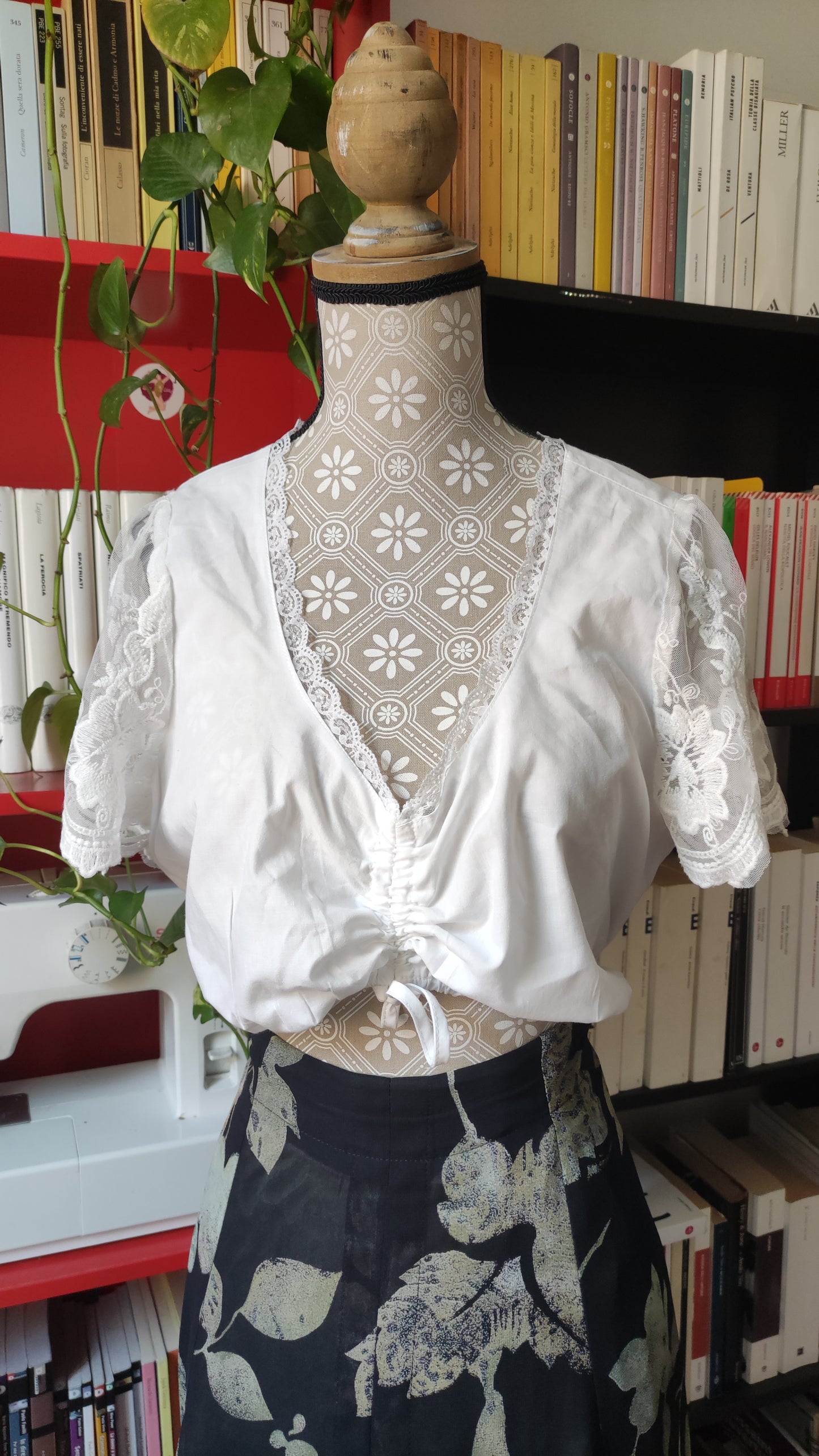 Camicia crop tirolese in cotone e pizzo