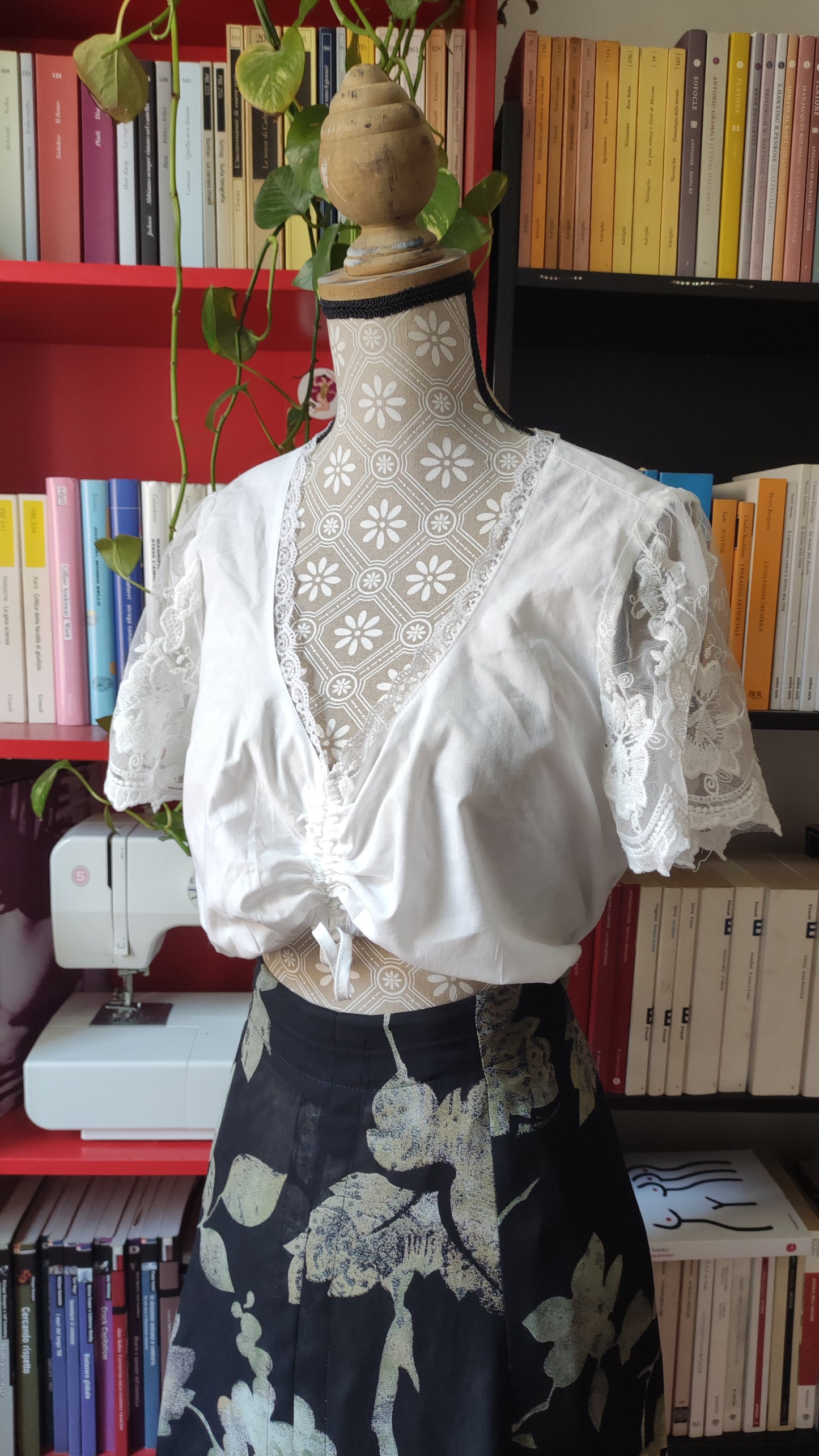 Camicia crop tirolese in cotone e pizzo