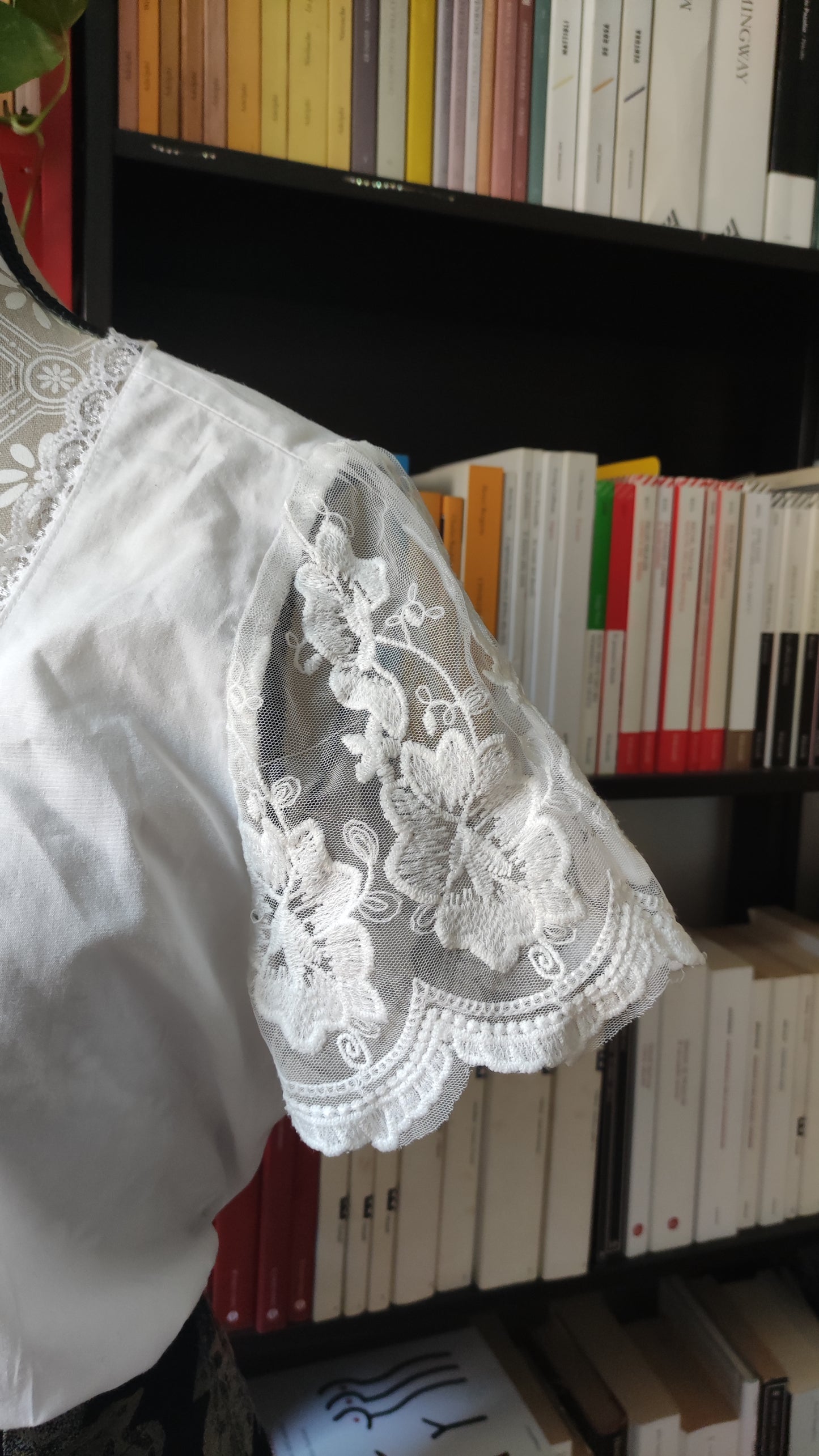 Camicia crop tirolese in cotone e pizzo