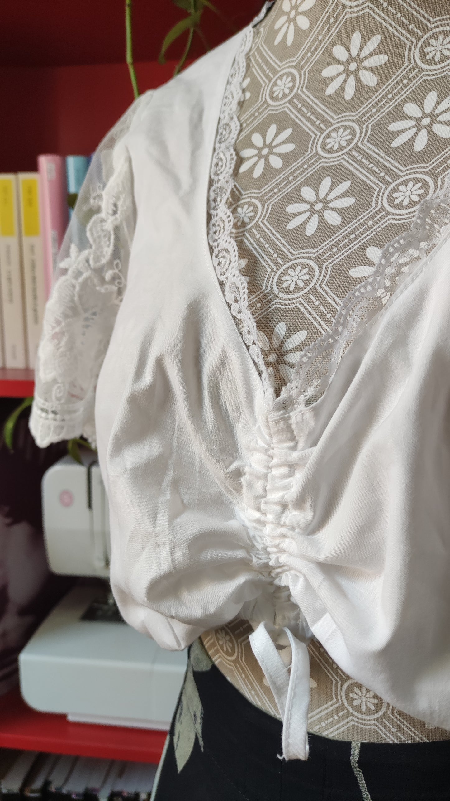 Camicia crop tirolese in cotone e pizzo