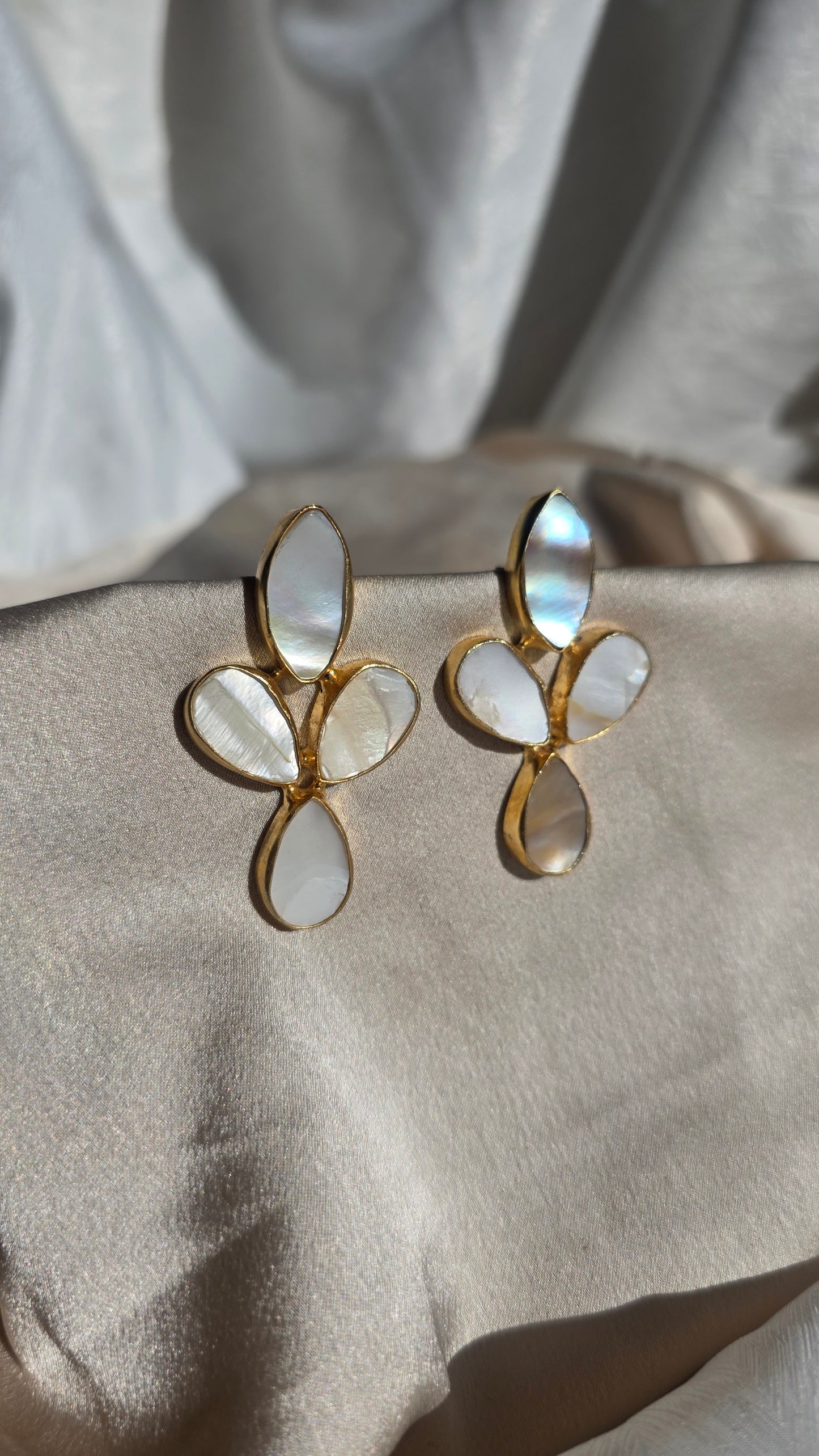 Orecchini foglie madreperla