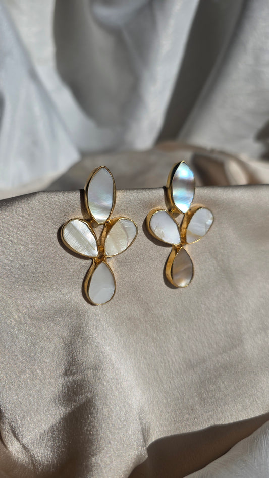 Orecchini foglie madreperla