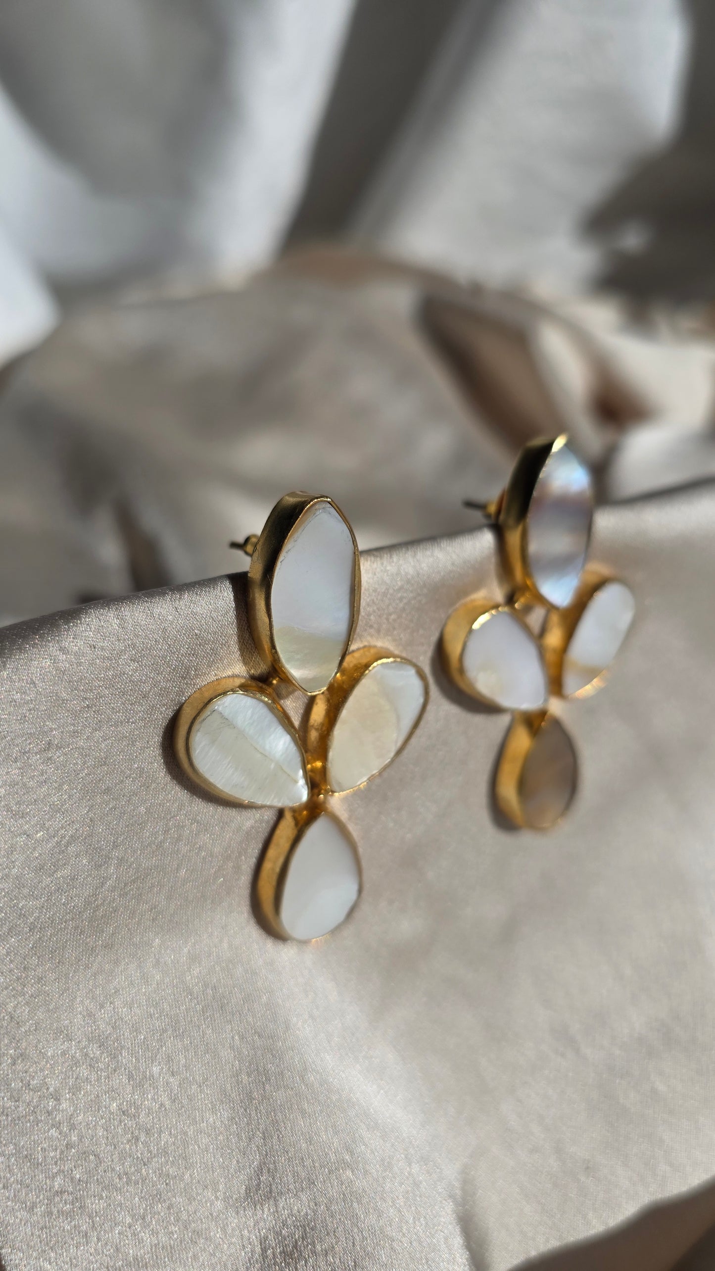 Orecchini foglie madreperla