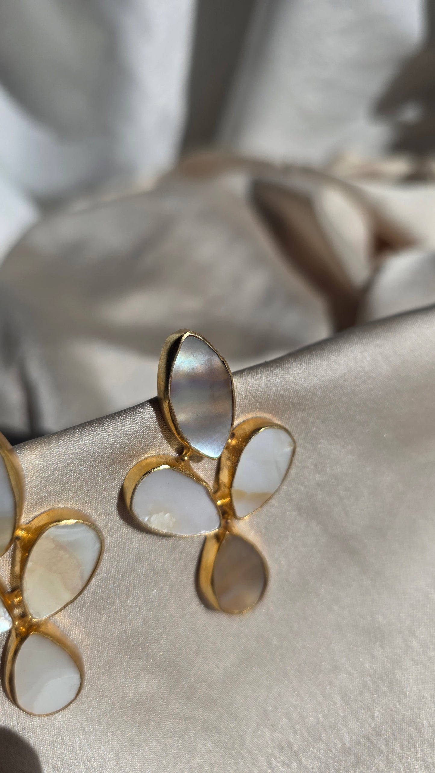 Orecchini foglie madreperla