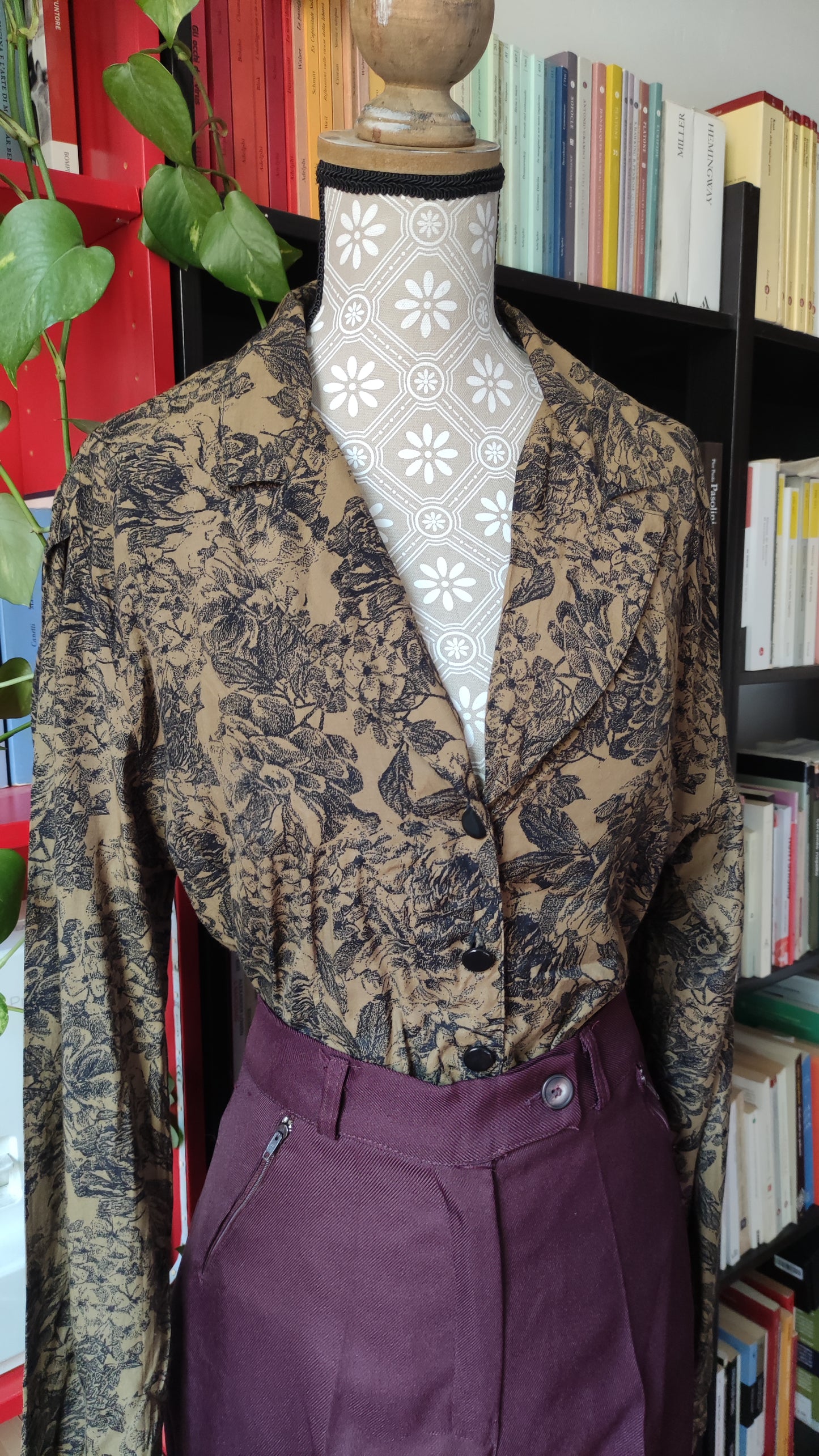 Camicia con fiori neri