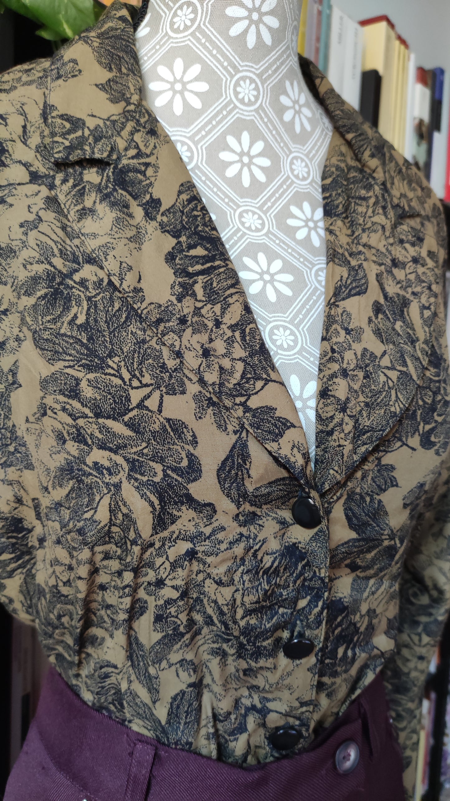 Camicia con fiori neri