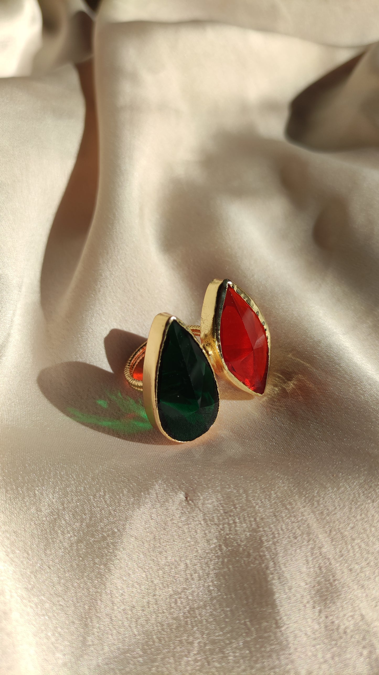 Anello cristalli verde e rosso