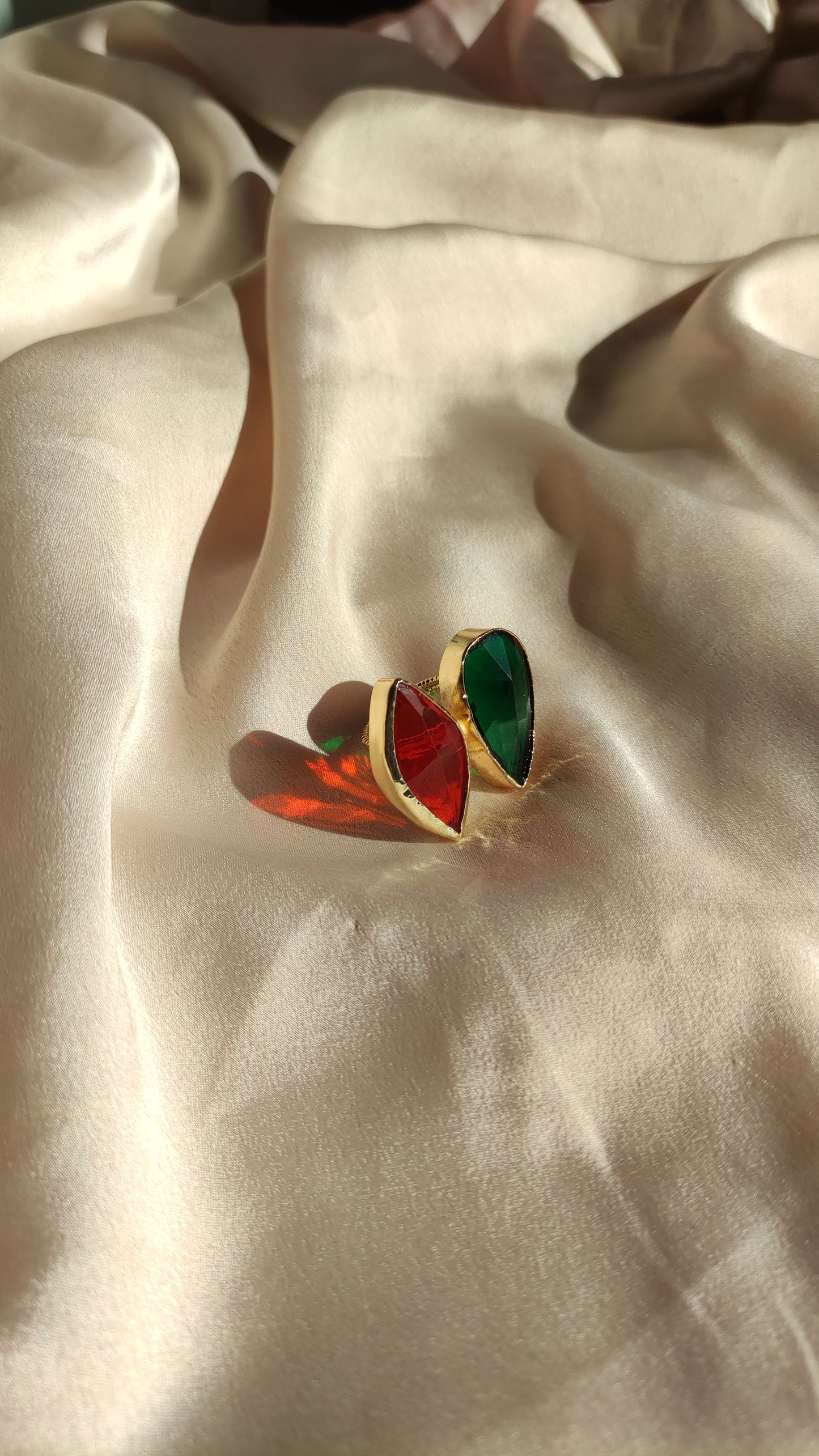 Anello cristalli verde e rosso