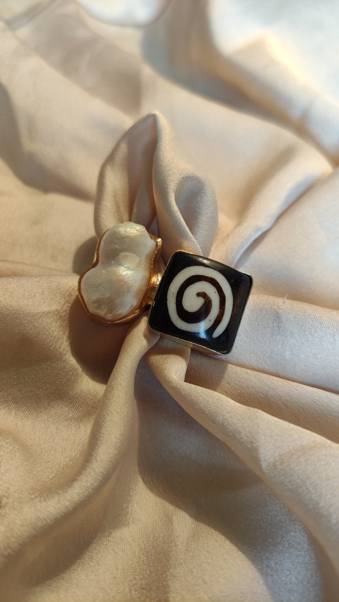 Anello con pietra e perla