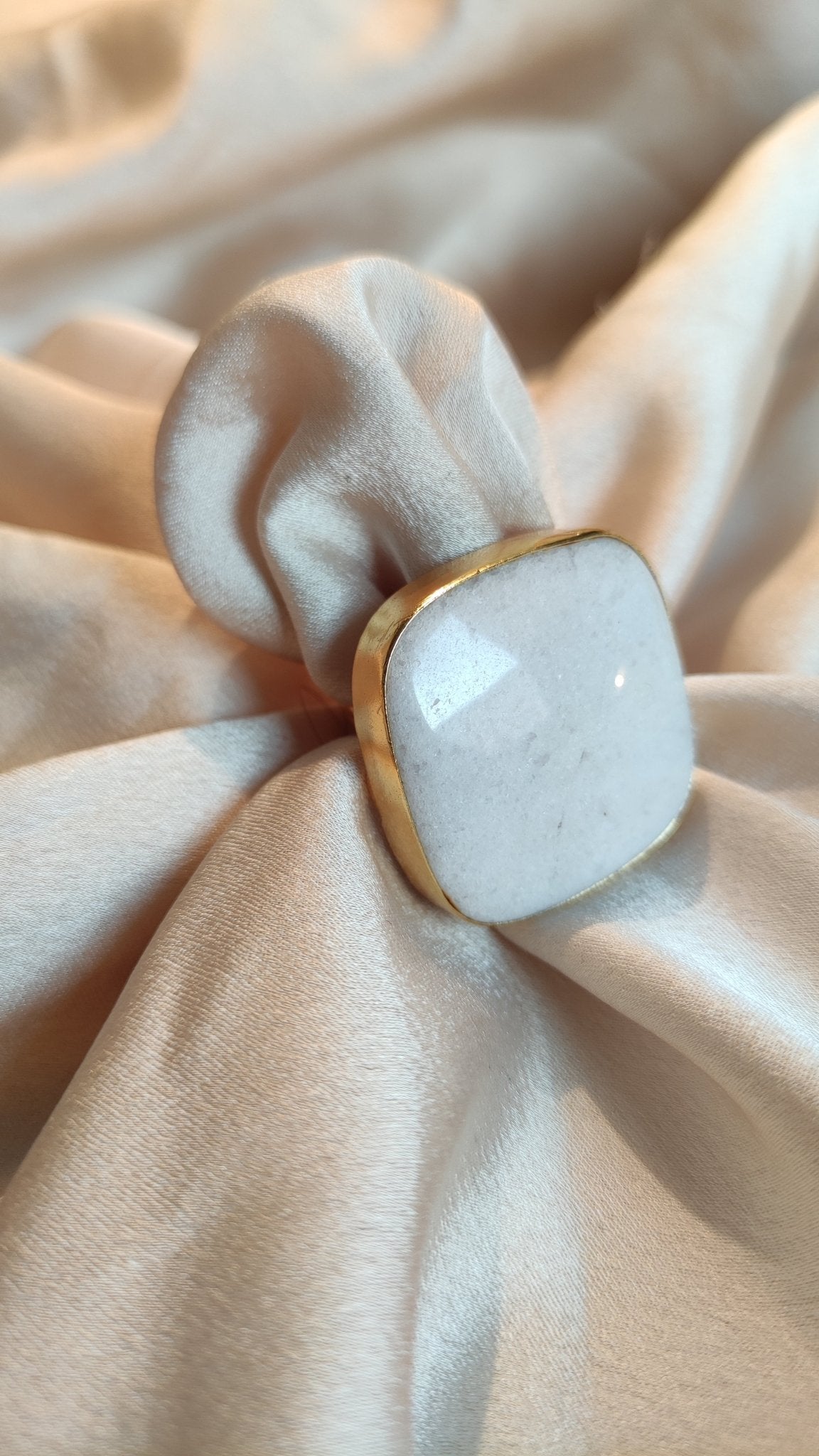 Anello bianco effetto marmo