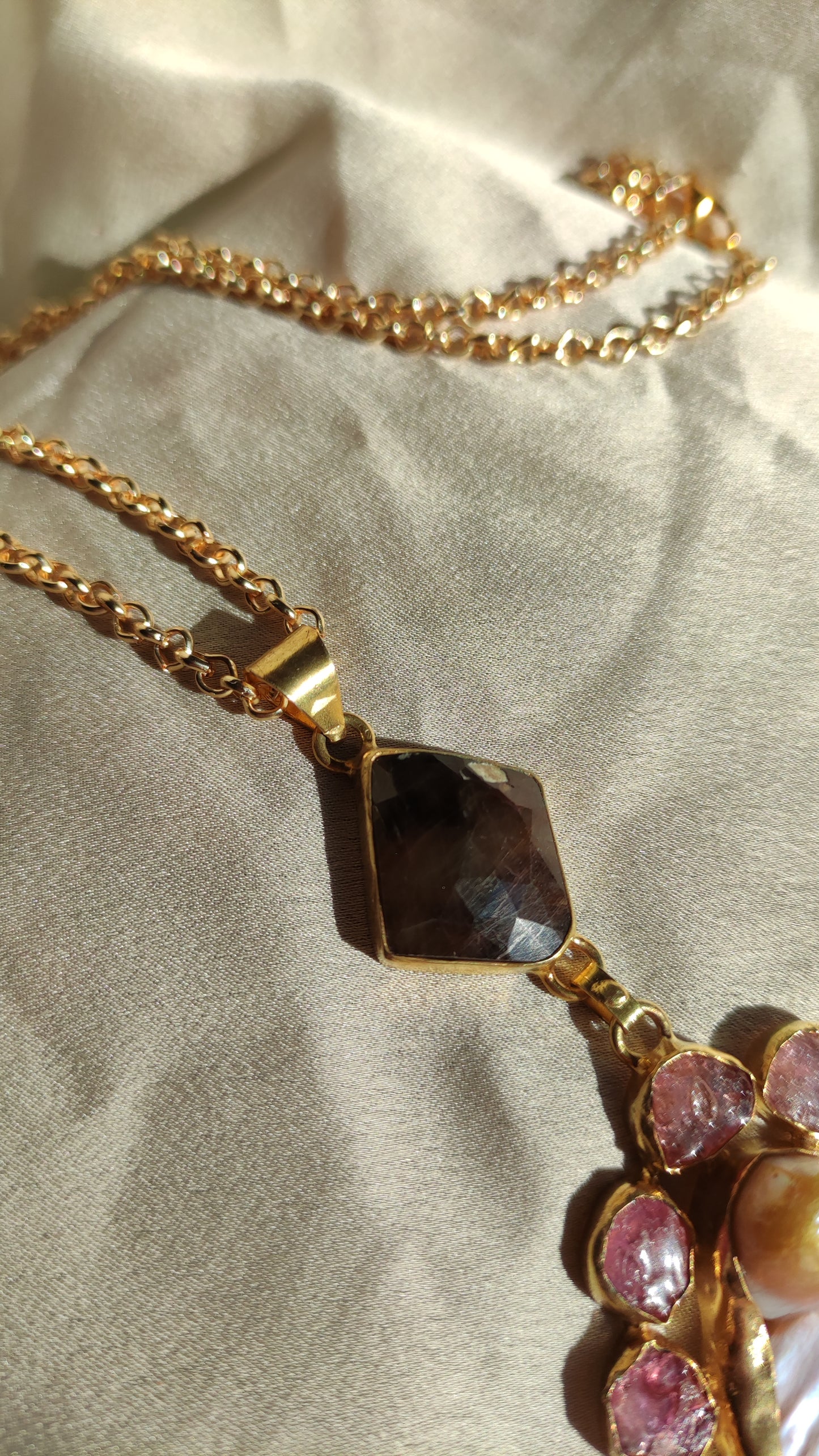 Collana in rubini, labradorite e perla grezza