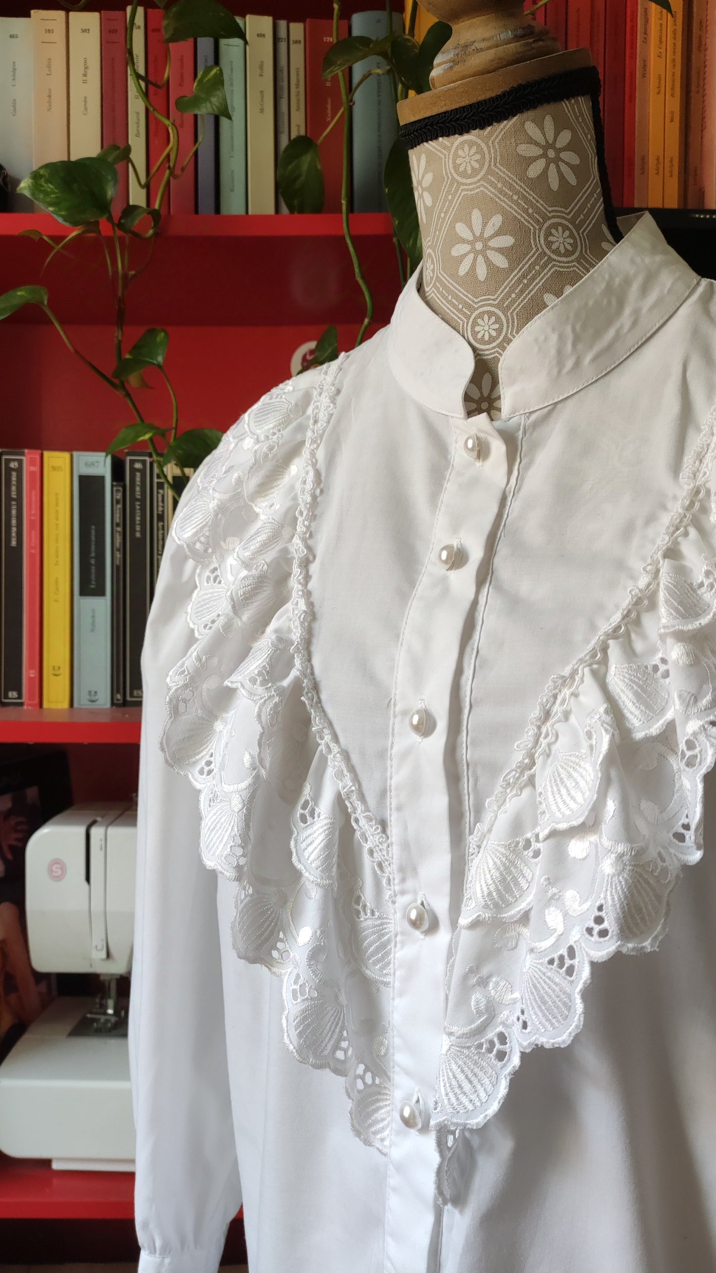 Camicia romantica con dettaglio in san gallo