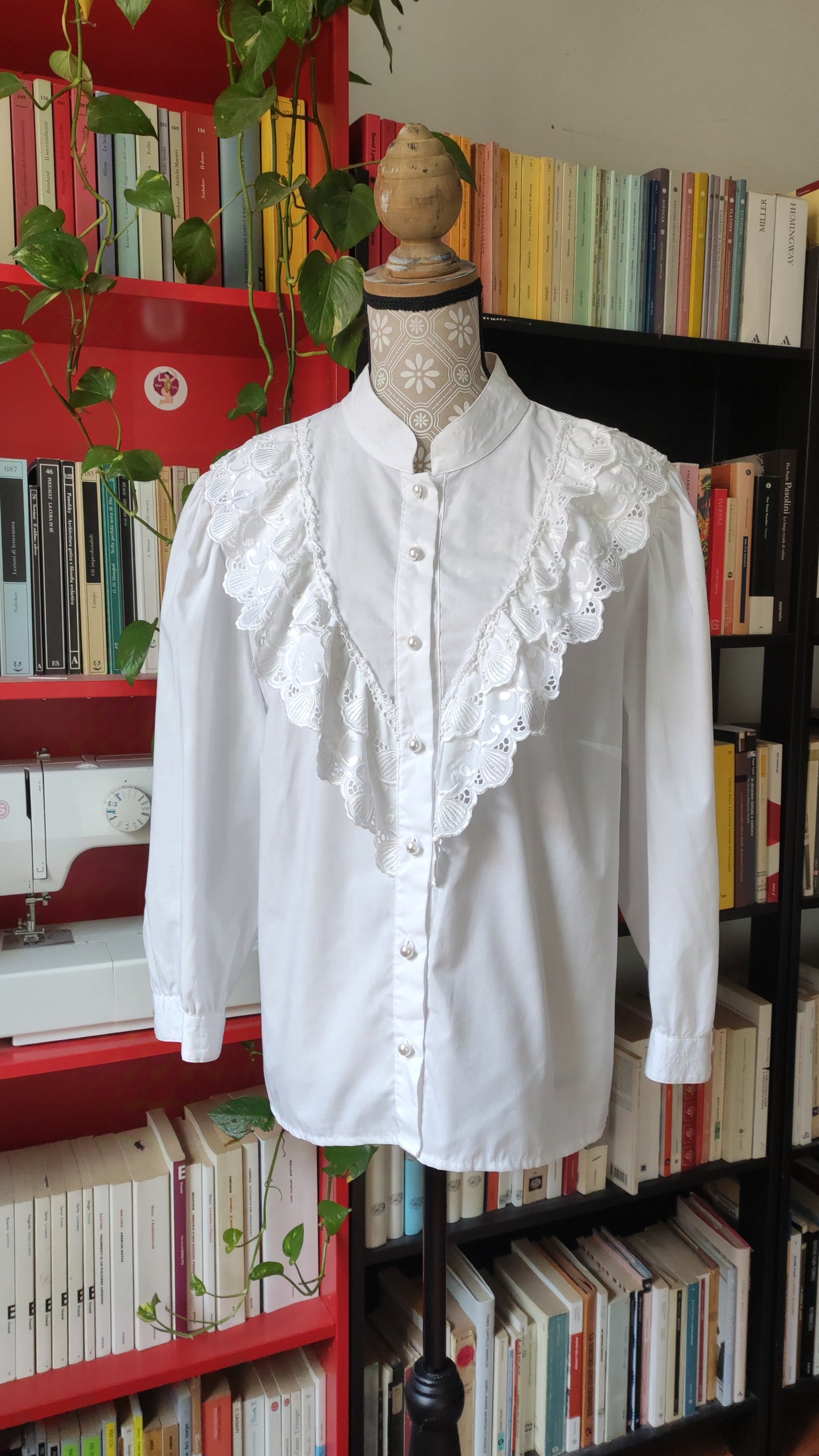 Camicia romantica con dettaglio in san gallo