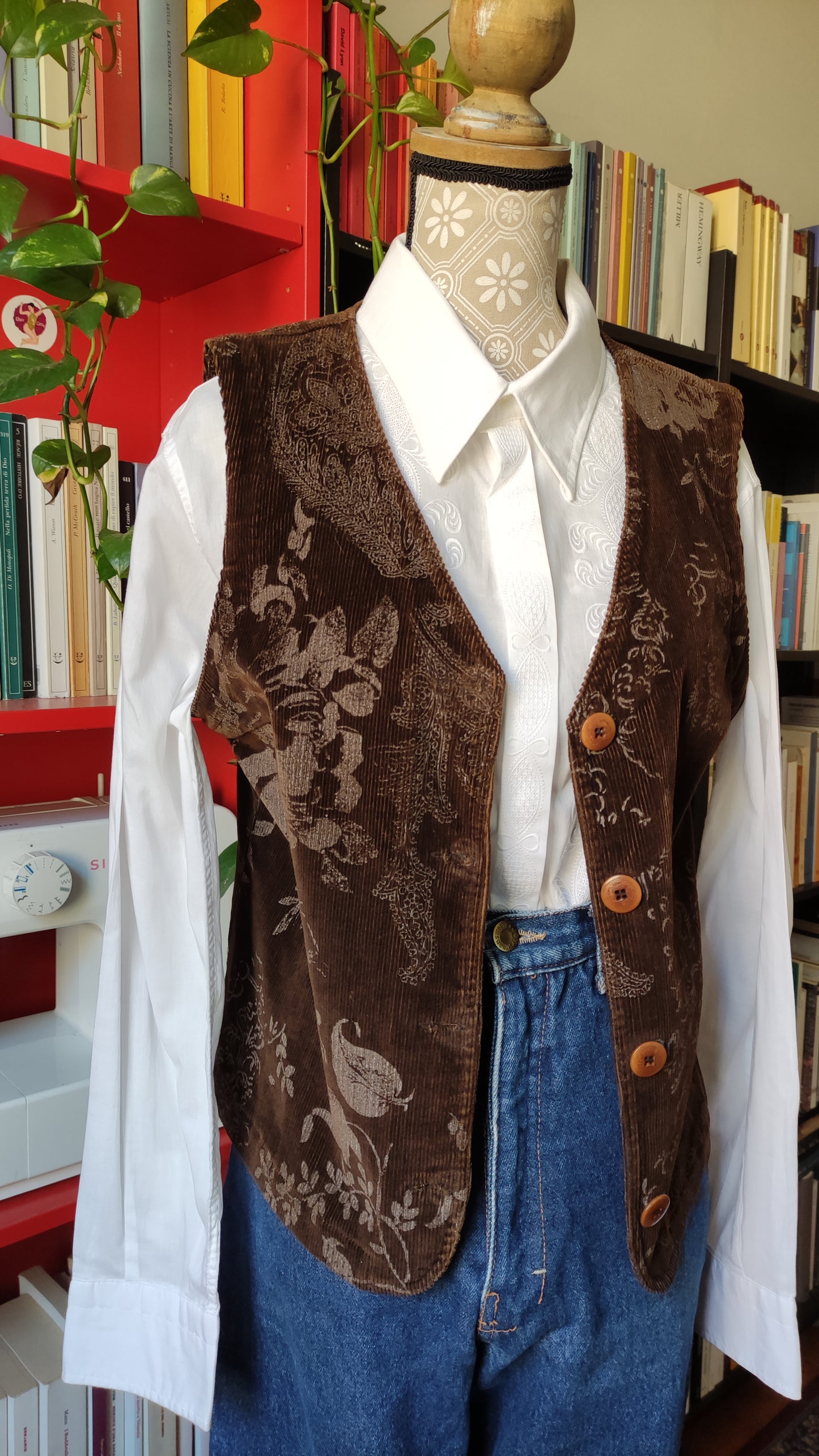 Gilet in velluto marrone