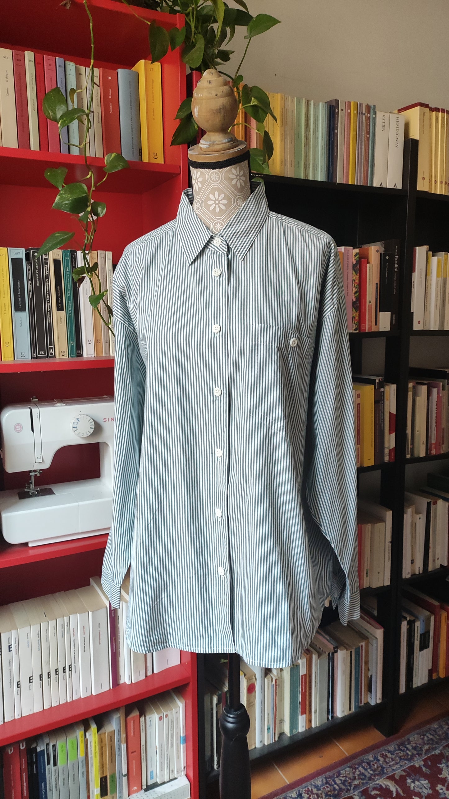 Camicia verde a righe