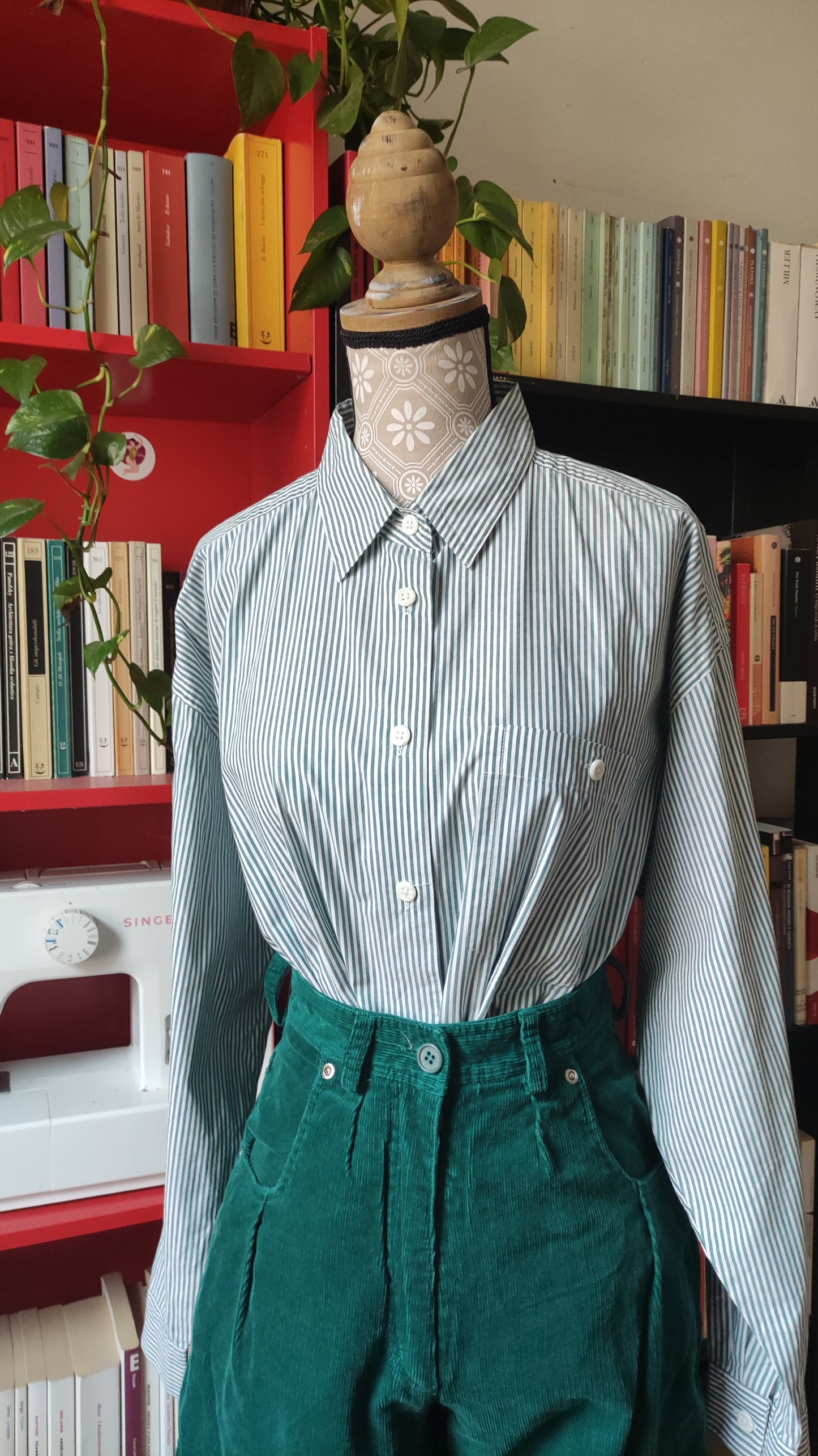 Camicia verde a righe