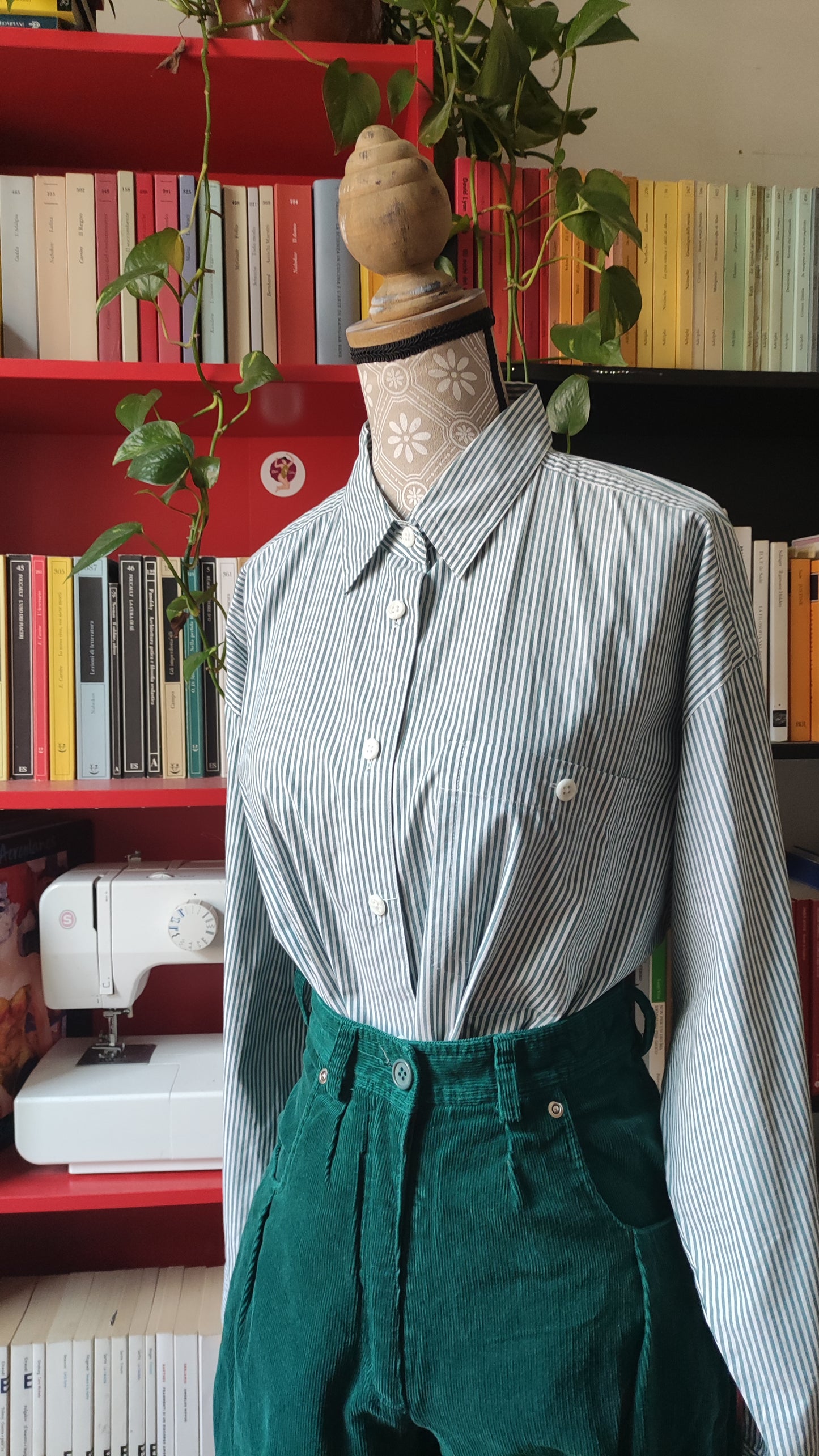 Camicia verde a righe