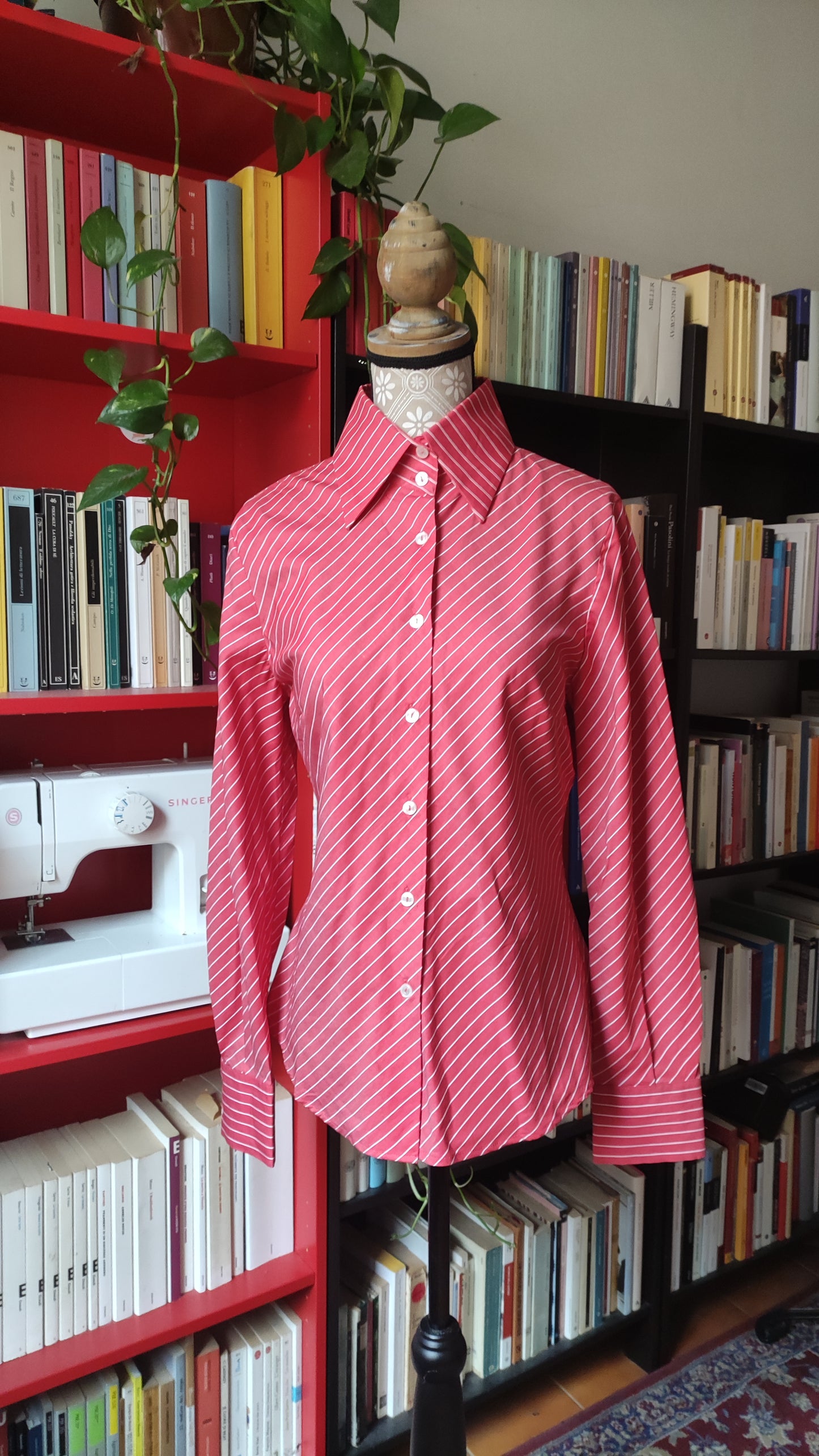 Camicia a righe rossa e bianca