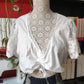 Camicia crop tirolese in cotone e pizzo