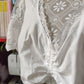 Camicia crop tirolese in cotone e pizzo