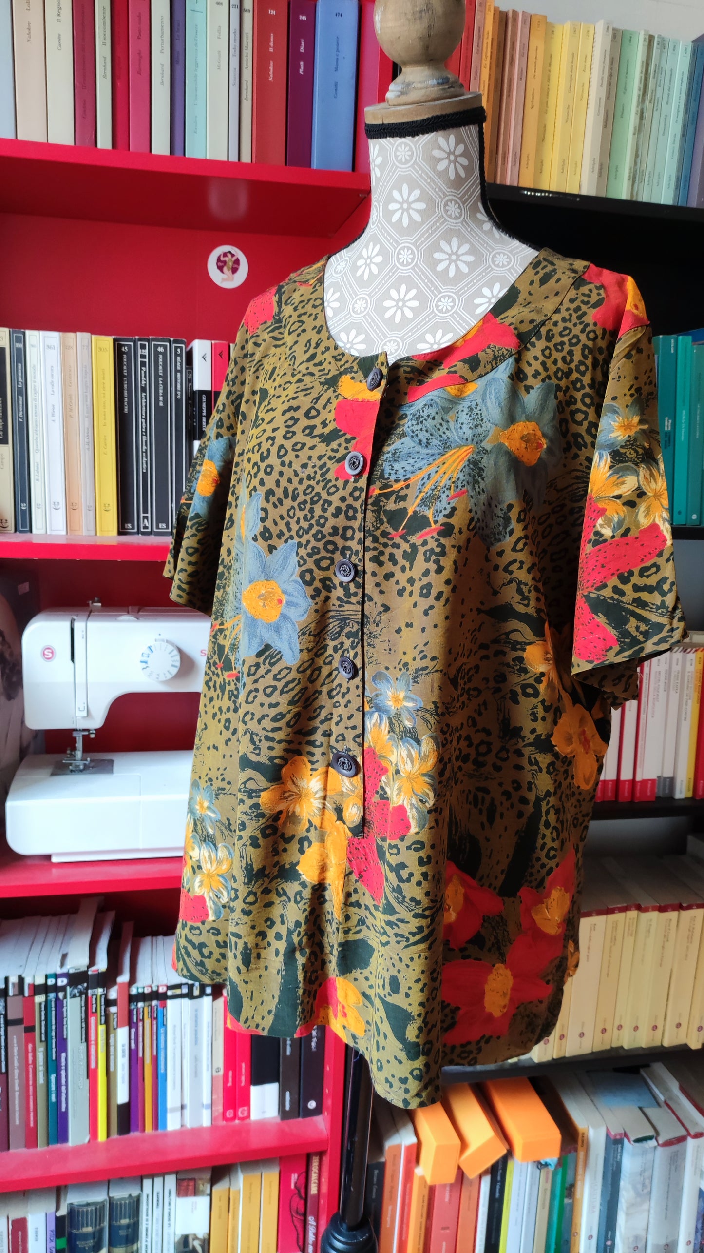 Blusa animalier e fiori