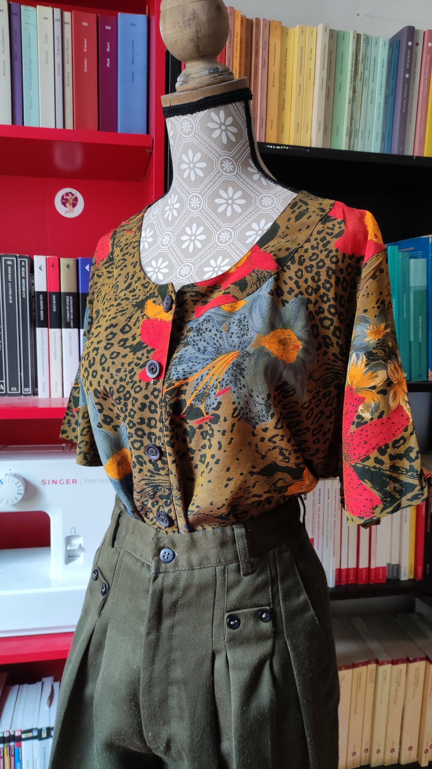 Blusa animalier e fiori