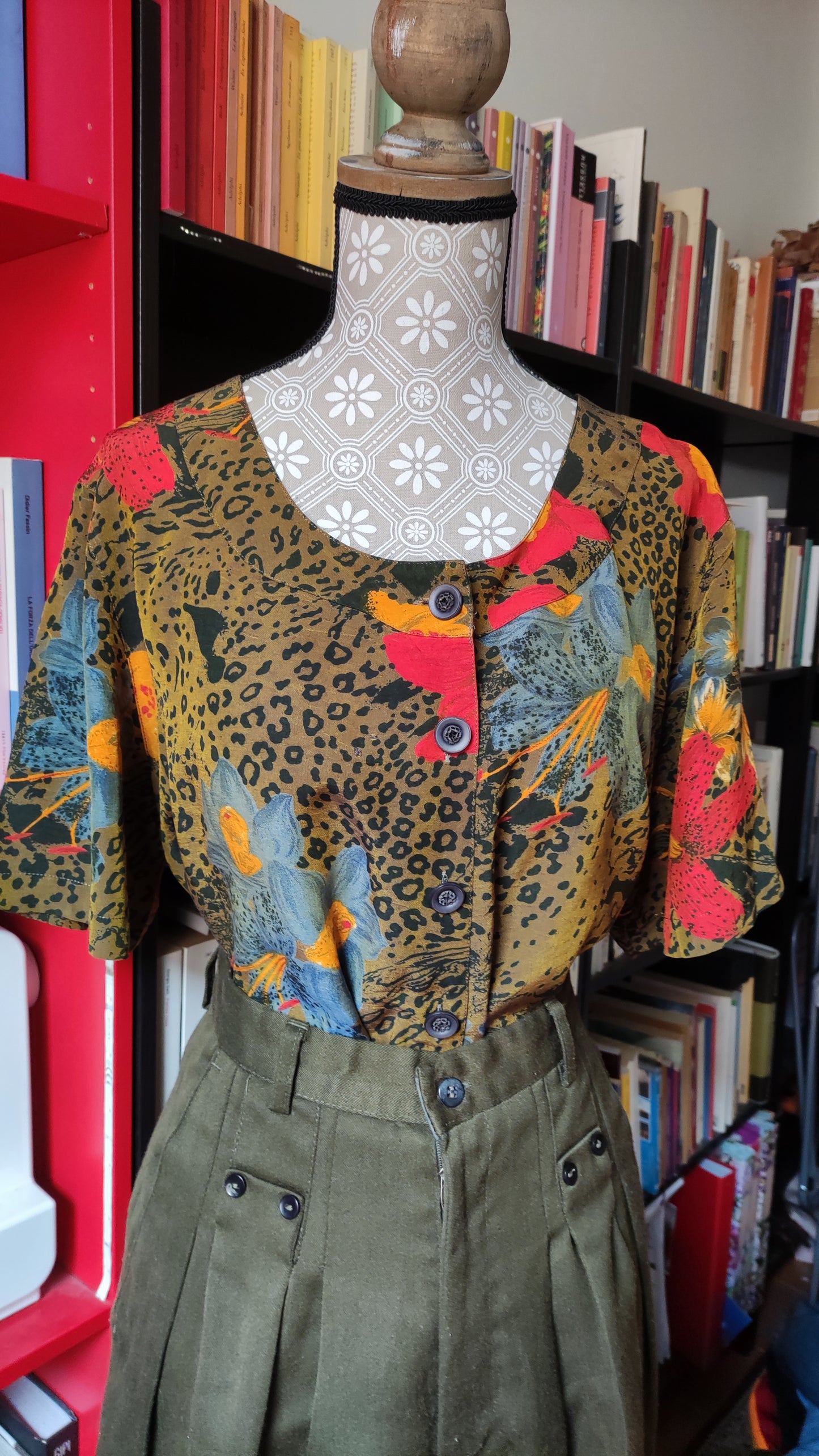 Blusa animalier e fiori