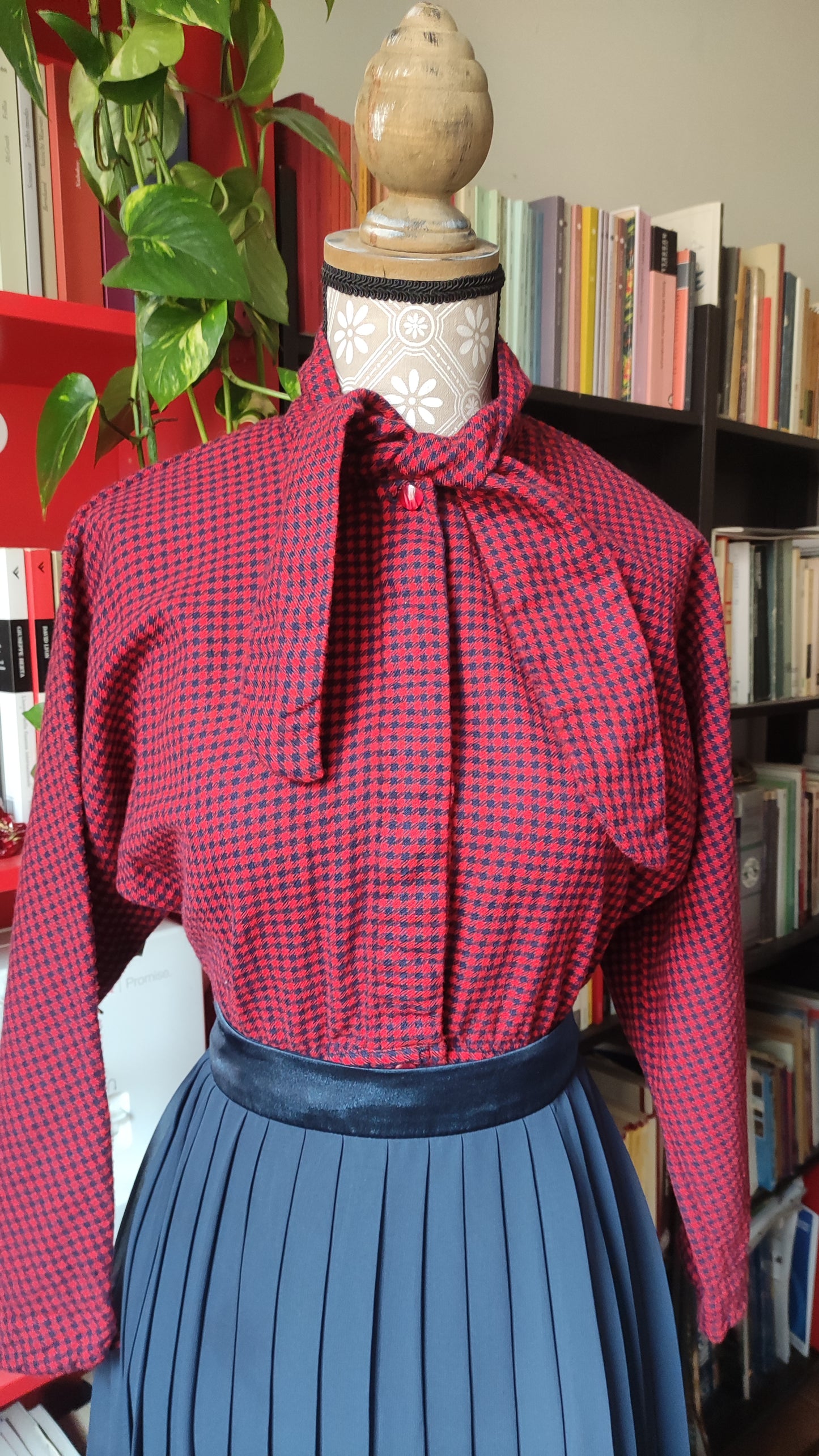 Camicia blu e rossa